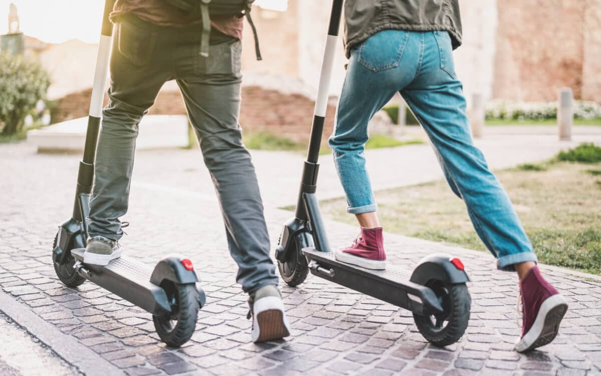Personnes sur trottinettes électriques. Mobilité douce et environnement durable.