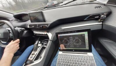 Eco-conduite : Intérieur d'une voiture avec un ordinateur portable. Accompagnement routier et optimisation de la conduite.