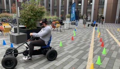 Homme conduisant un kart sur un parcours avec des cônes colorés. Karting et divertissement.