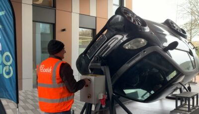 Voiture tonneau noire sur simulateur. Démonstration de sécurité routière. Sensibilisation aux accidents.