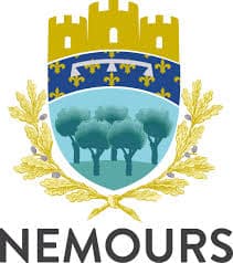 Blason représentant la ville de Nemours avec des arbres stylisés et des éléments dorés.